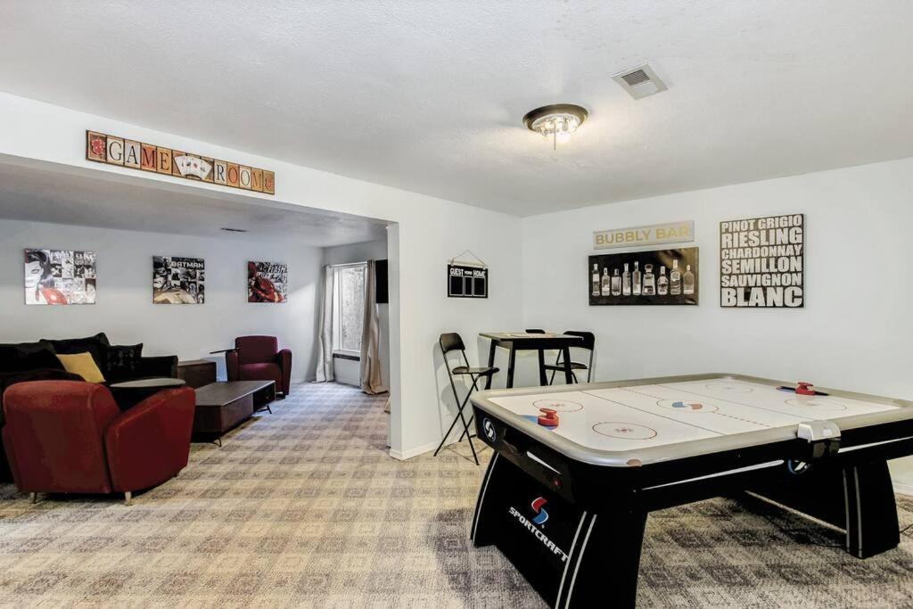 Wow! Spacious Retreat & Amazing Yard 2400+4Bd/3Bth Wichita Kültér fotó