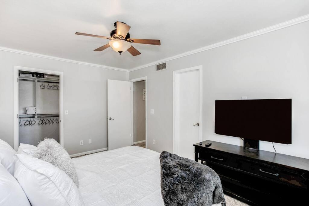 Wow! Spacious Retreat & Amazing Yard 2400+4Bd/3Bth Wichita Kültér fotó