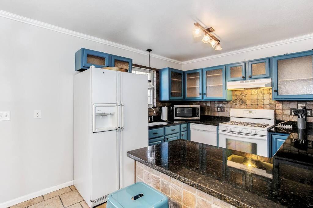 Wow! Spacious Retreat & Amazing Yard 2400+4Bd/3Bth Wichita Kültér fotó